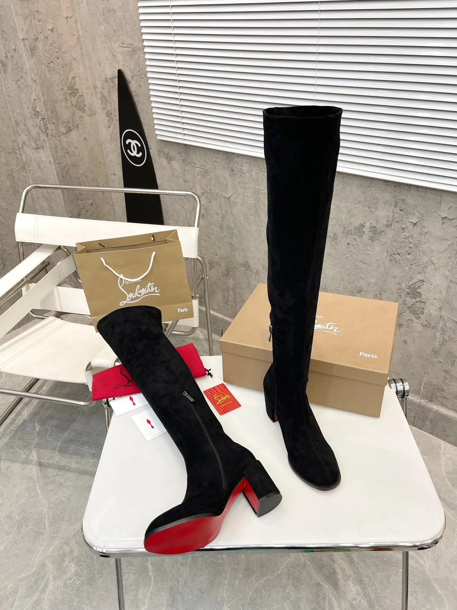 👟👟Ex-factory price 640👟👟 Christian Louboutin (CL) launches new thick-heeled stretch ankle boots, which are classic and refined, with smooth and slender lines. Fitted with 70mm square heel. The tube height is 22 inches.  ✅Fabric: stretch velvet leather ✅Lining: sheepskin ✅Outsole/heel height: rubber Heel height 7cm ✅Color: black stretch velvet black stretch leather khaki stretch suede ✅Code number: 34-41 (34,41 customized) ✅Packaging: original board packaging